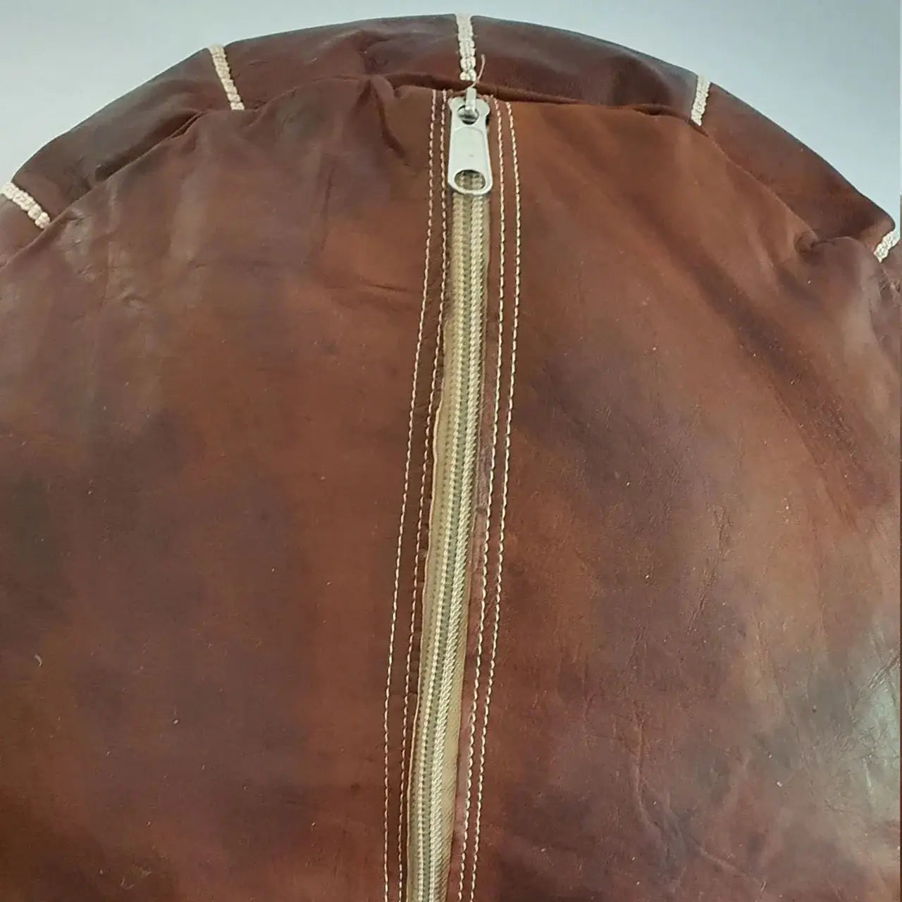 Pouf rond en cuir couleur marron foncé du Maroc