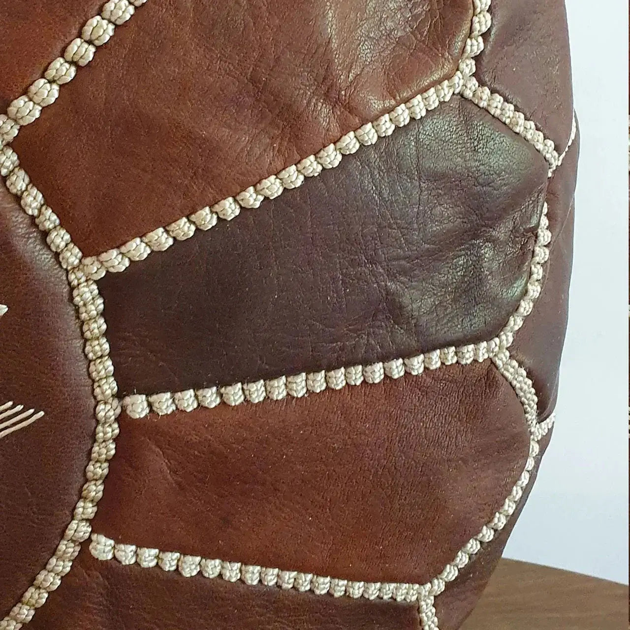 Pouf rond en cuir couleur marron foncé du Maroc