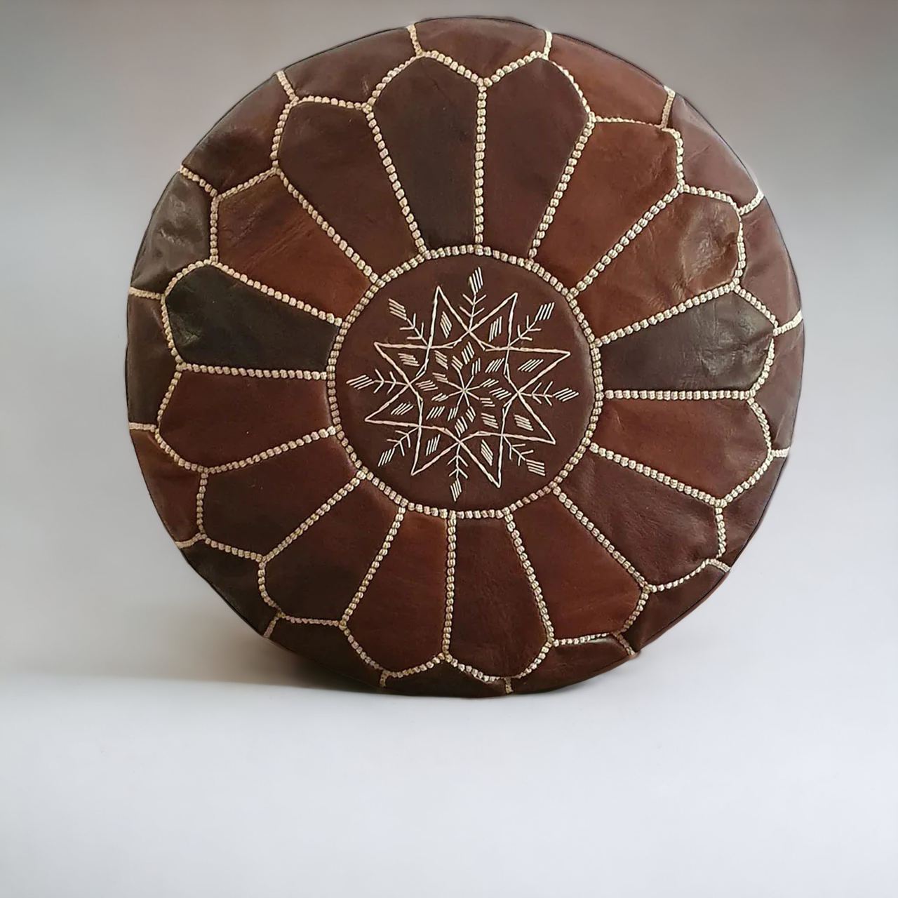 Pouf rond en cuir couleur marron foncé du Maroc