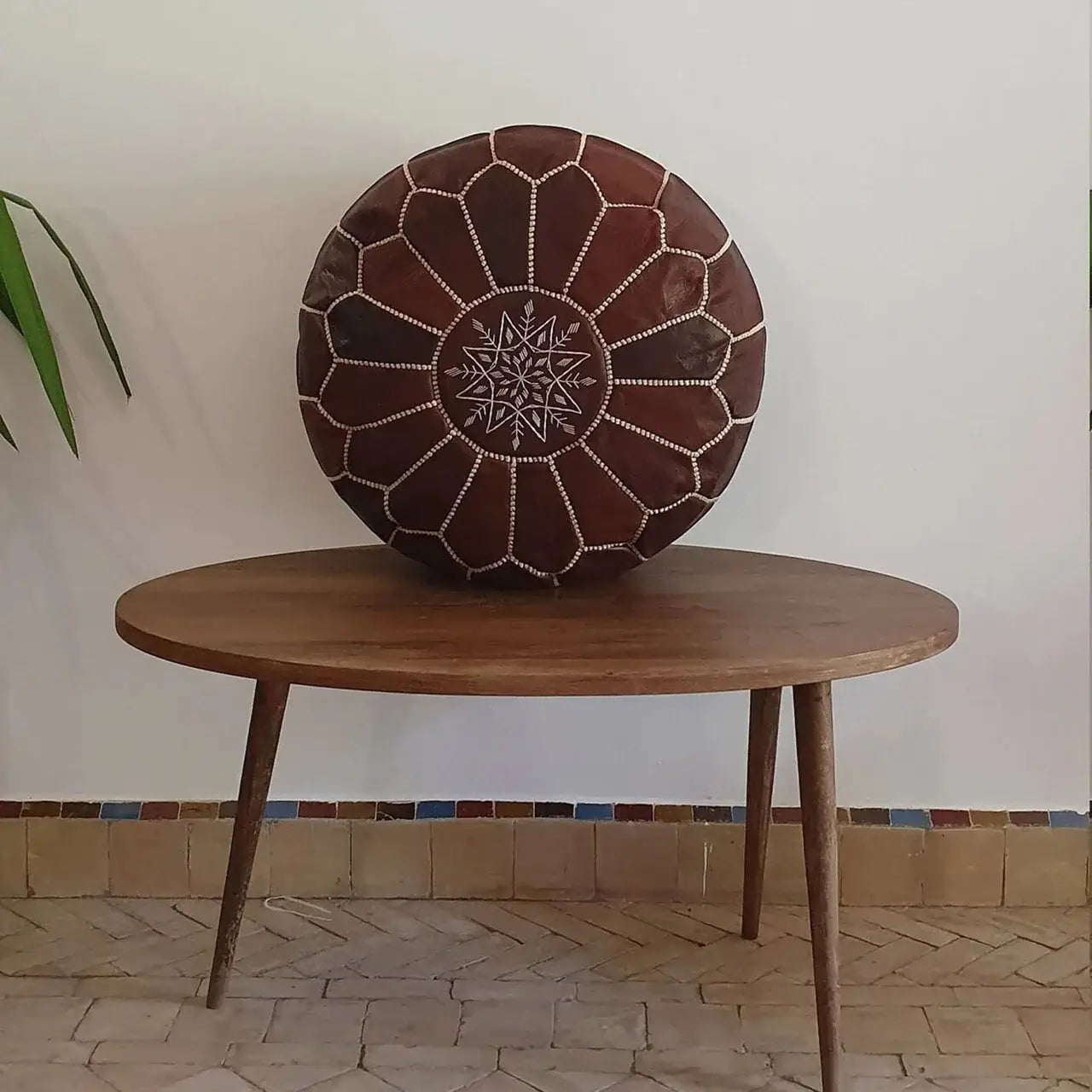 Pouf rond en cuir couleur marron foncé du Maroc