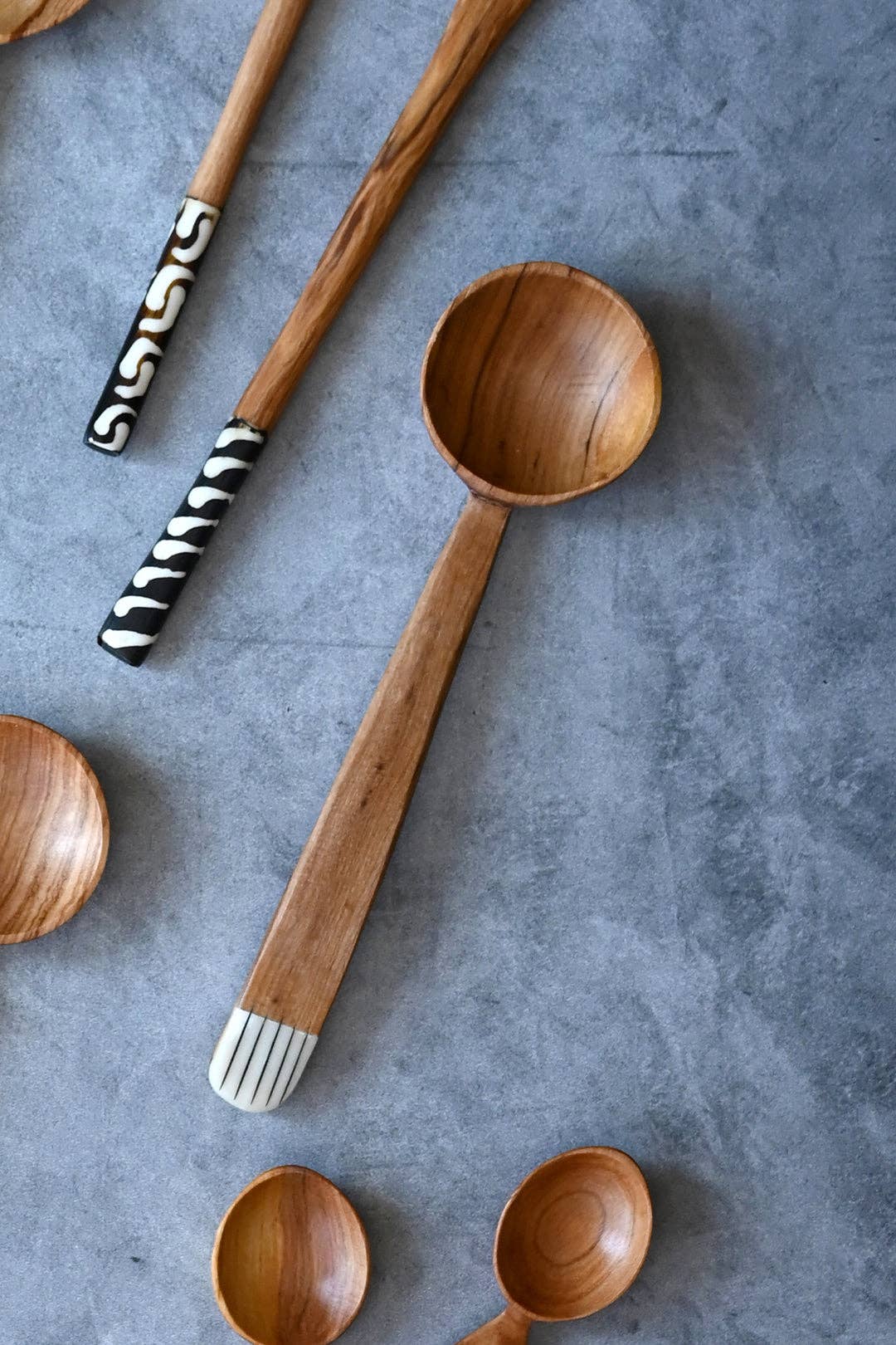 Louche en bois d'olivier sauvage avec os gravé - du Kenya