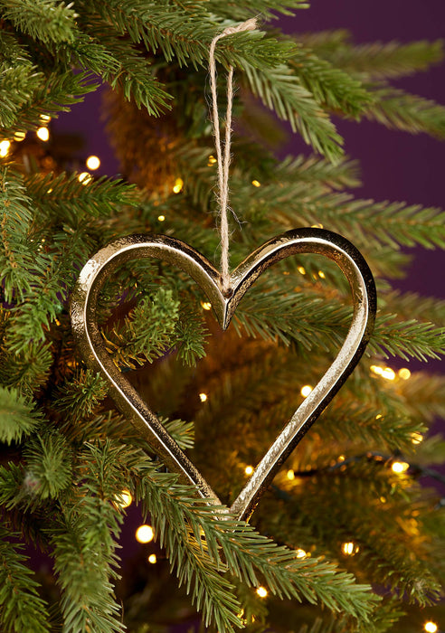 Large heart-shaped decoration with a gold finish, made of recycled aluminum.