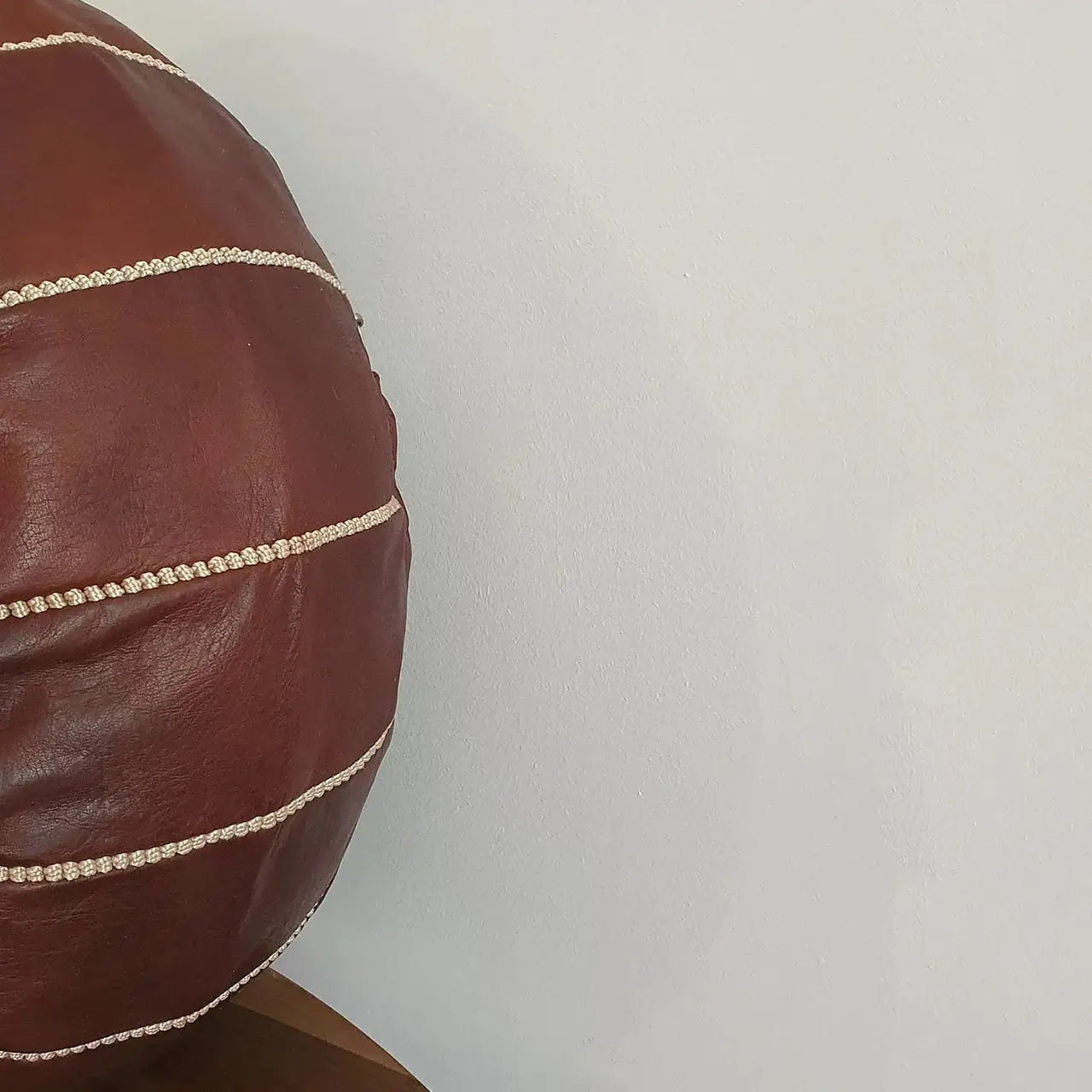 Pouf rond en cuir couleur marron foncé du Maroc