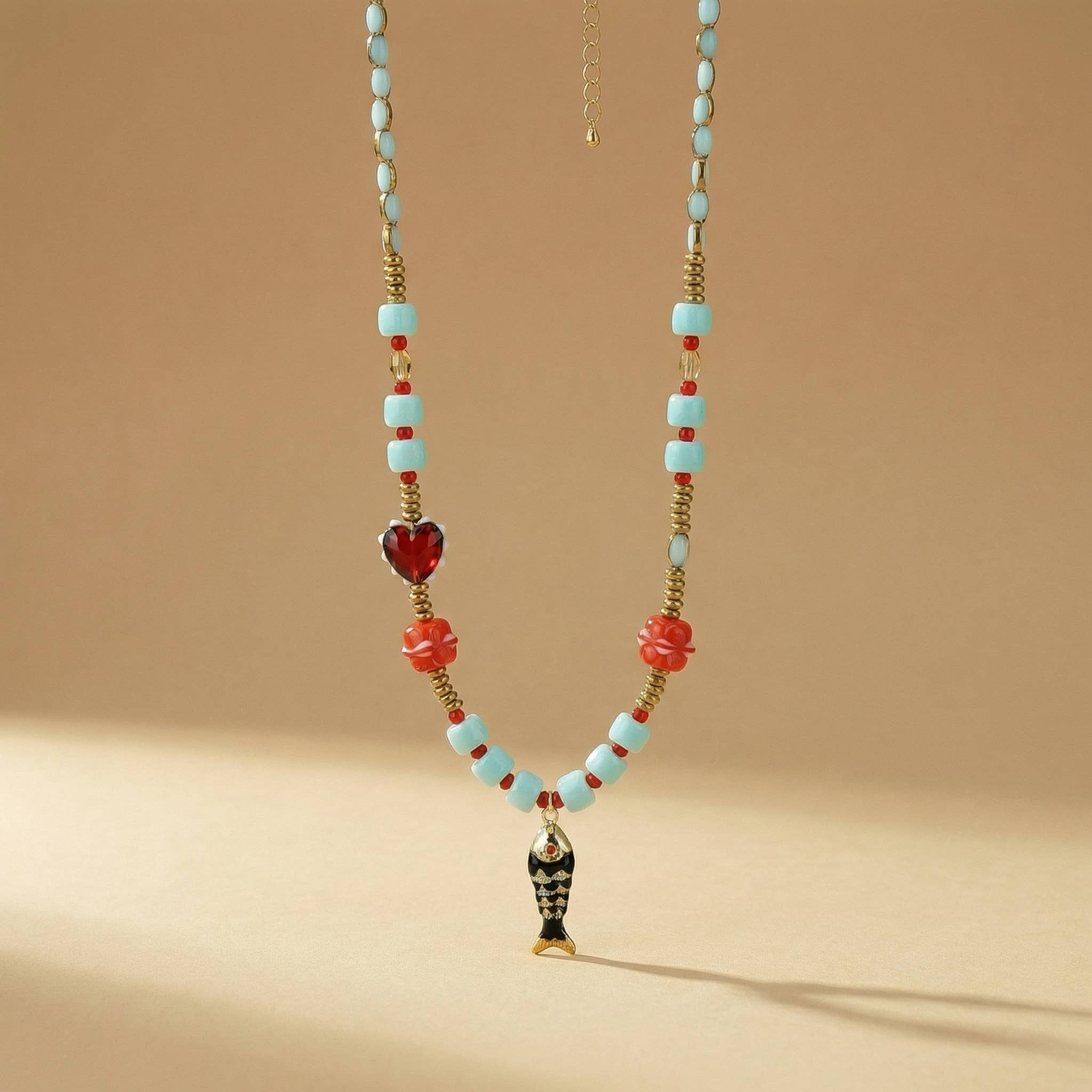 Collier avec pendentif poisson coloré en perles - de Grèce