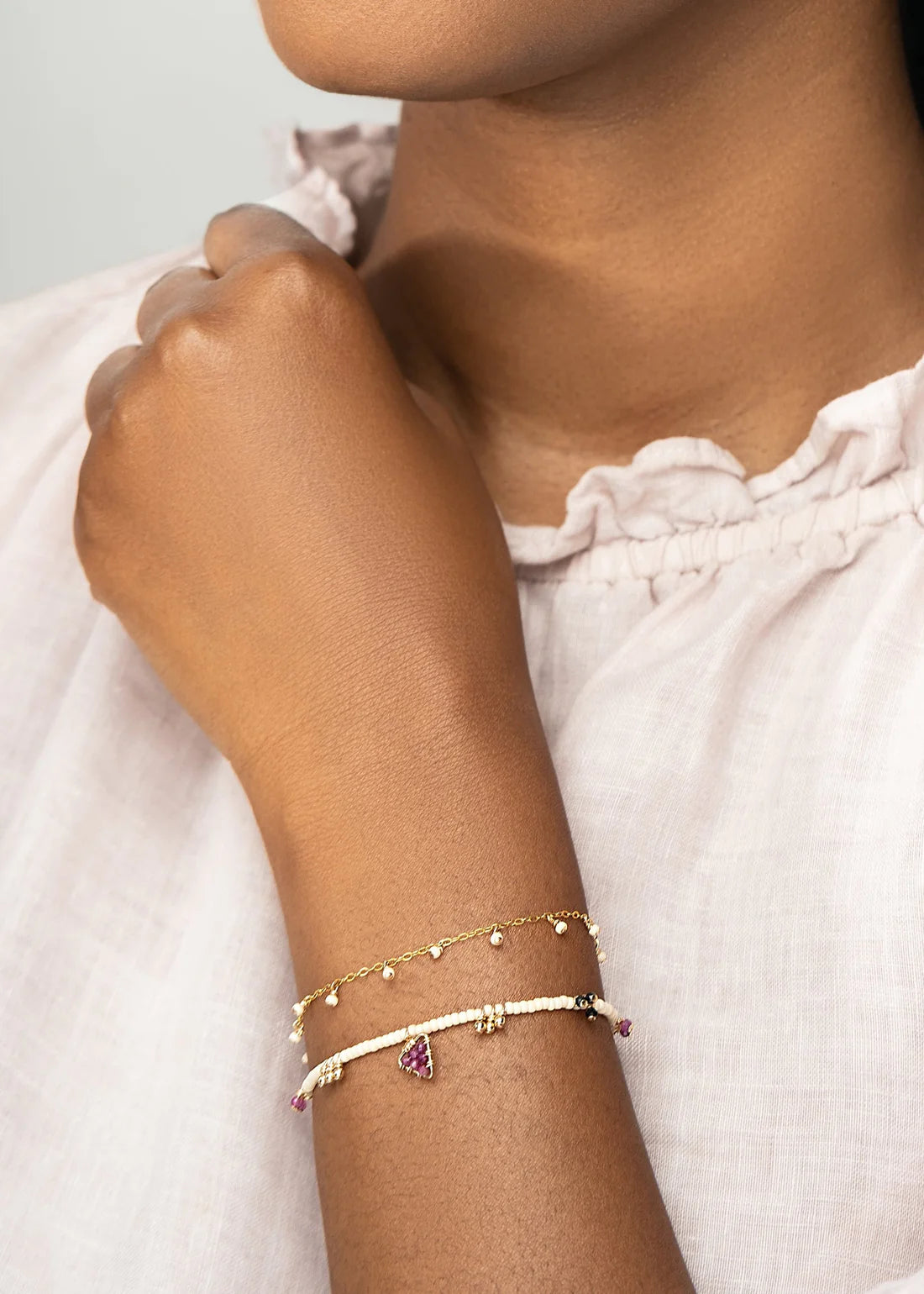 Bracelet en chaîne or orné de pierres précieuses de Tanzanie