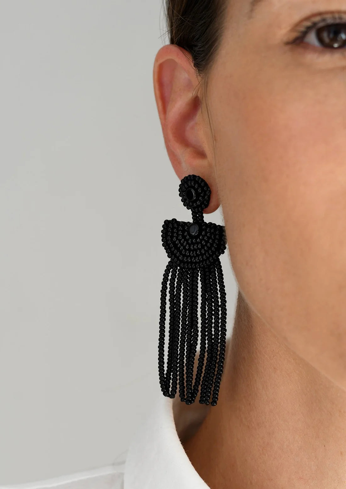Boucles d'oreilles pendante avec disque en perle noires de Tanzanie