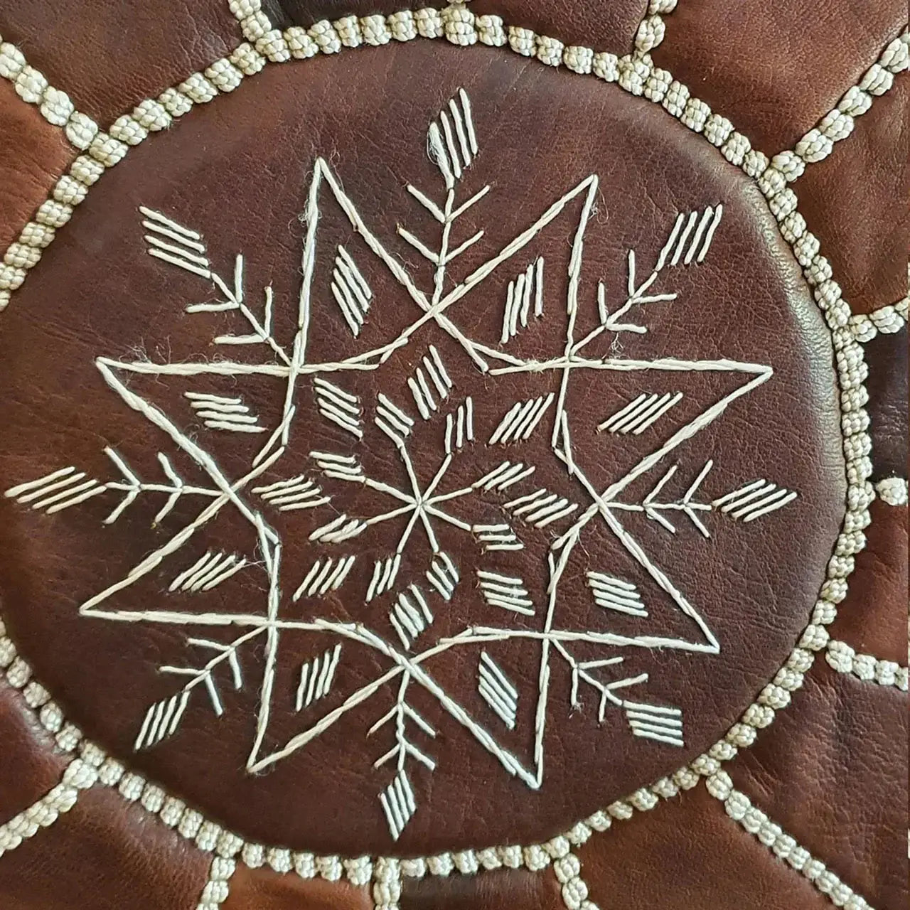 Pouf rond en cuir couleur marron foncé du Maroc